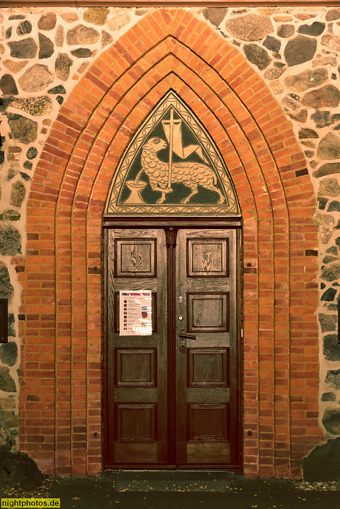 Berlin Wittenau Dorfkirche Alt-Wittenau erbaut 1482-1489 als Saalkirche aus Feldsteinen mit Friedhof. Restauriert 1956-1957