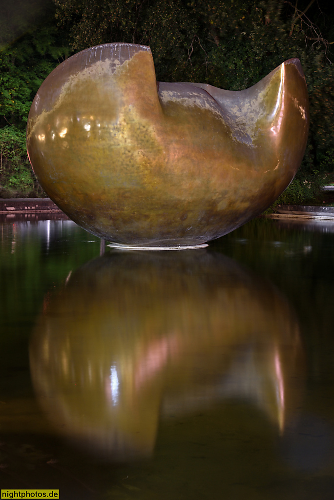 Berlin Mitte Tiergarten Bronzeplastik 'Large Divided Oval Butterfly' von Henry Moore aufgestellt 1987 im Wasserbecken vor dem Haus der Kulturen der Welt (ehemals Kongresshalle)