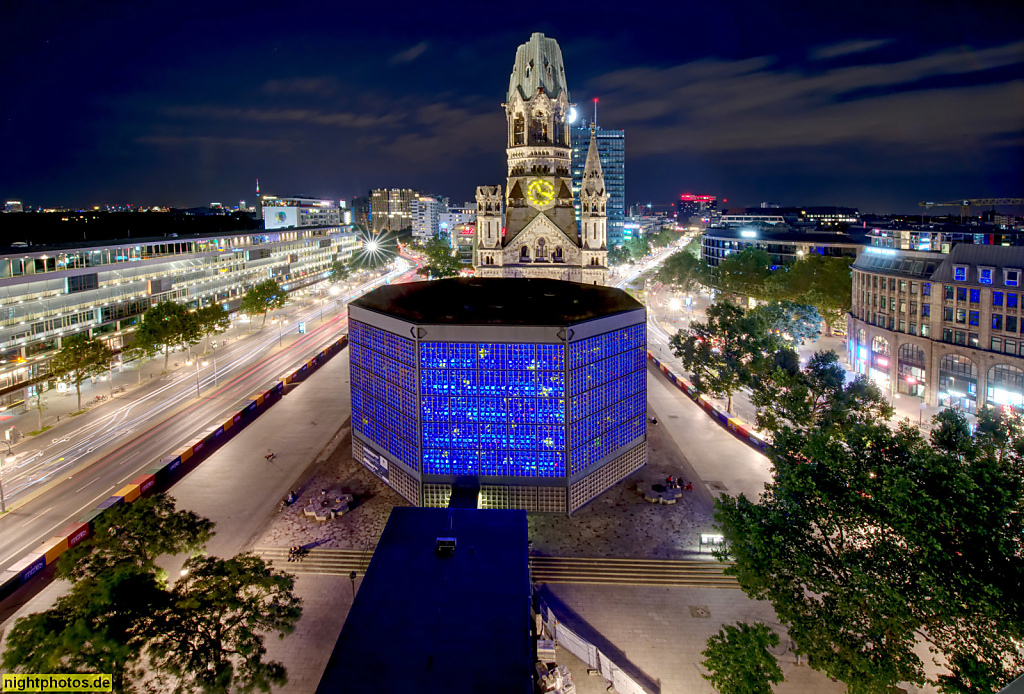 Berlin Charlottenburg Kaiser-Wilhelm-Gedächtniskirche auf dem Breitscheidplatz mit Budapester Strasse und Tauentzienstrasse von der Dachterrasse des Hotels Motel one Upper West