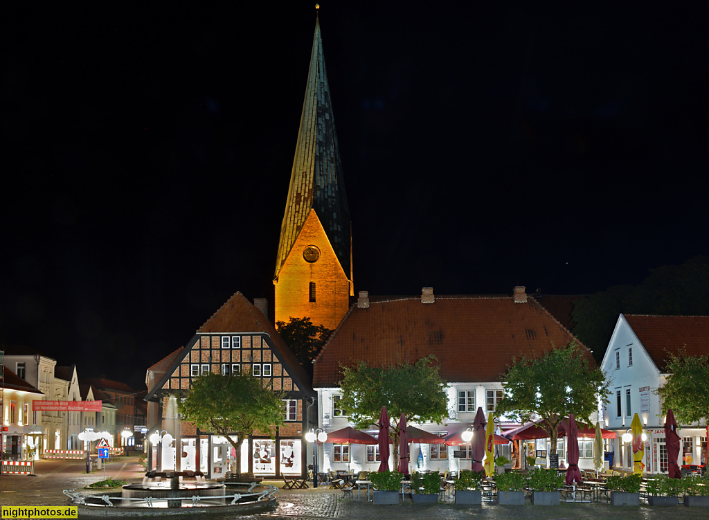 Eutin Markt mit Brauhaus Eutin vor romanischer Backsteinbasilika St. Michaelis erbaut im 12. Jahrhundert. Marktplatz seit 12. Jahrhundert