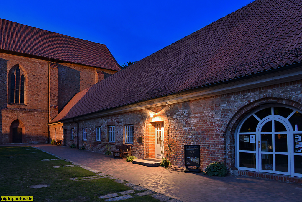 Grömitz Kloster Cismar erbaut ab 1238 von Benediktinermönchen im Stil norddeutscher Backsteingotik. Benediktinerabtei 1245-1561. Schloss mit Gutsbetrieb ab 1561. Ostflügel