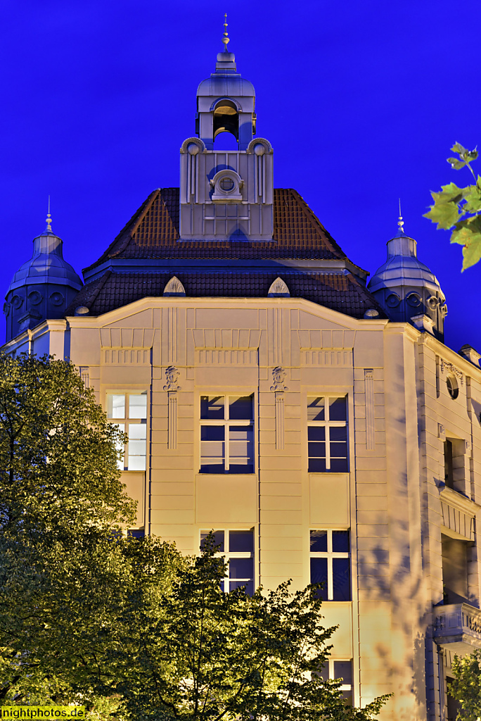 Berlin Charlottenburg Geschäftshaus Kurfuerstendamm 66 Ecke Clausewitzstrasse mit Dachlaterne und Dachtürmen