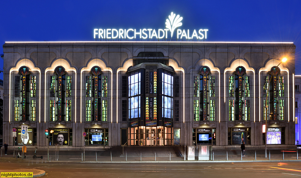 Berlin Mitte Friedrichstadt-Palast erbaut 1981-1984 als Revuetheater von Kollektiv Walter Schwarz Manfred Prasser und Dieter Bankert in der Friedrichstrasse 107