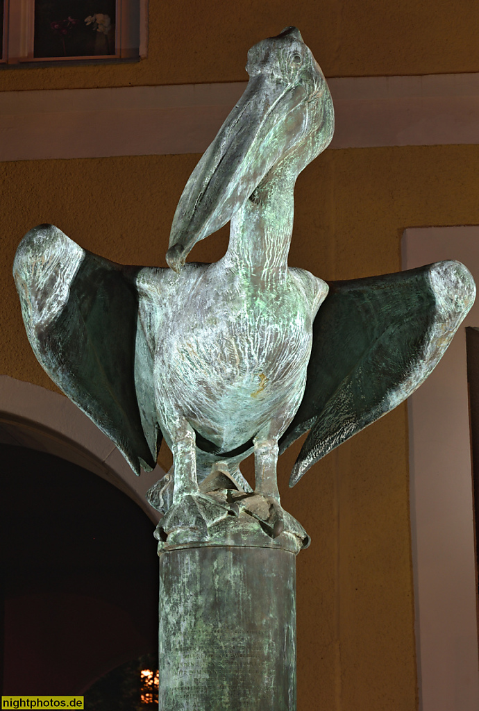 Berlin Mitte Hugenotten-Pelikan Bronzeskulptur von Michael Klein 1994 vor dem ehemaligen Hospitalgelände der Französischen Kirche. Claire-Waldoff-Strasse 10