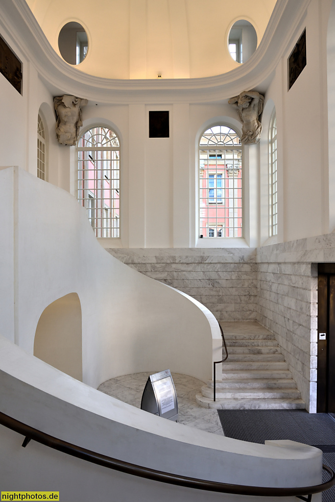 Potsdam Landtag. Erbaut 1751 als Stadtschloss von Georg Wenzeslaus von Knobelsdorff für Friedrich II. Rekonstruiert 2014 von Architekt Peter Kulka. Knobelsdorff-Treppenhaus