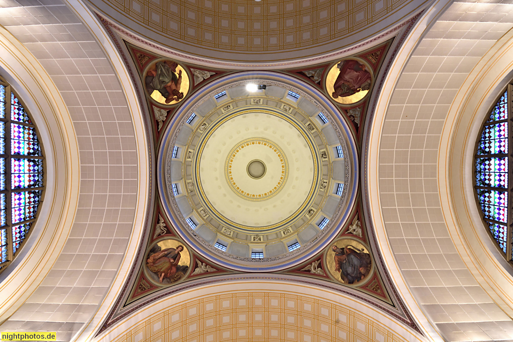 Potsdam Nikolaikirche erbaut 1830-1837 nach Planung von Karl Friedrich Schinkel in klassizistischem Stil für Friedrich Wilhelm III. Rundkuppel umgeben von Tonnengewoelbe