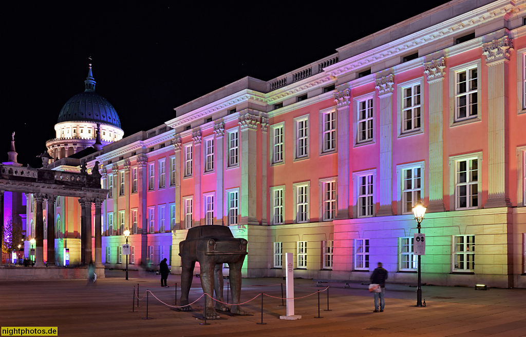 Potsdam Landtag erbaut 1751 als Stadtschloss von Georg Wenzeslaus von Knobelsdorff. Architekt Rekonstruktion 2014 Peter Kulka. Riesentrabi von Bildhauer David Černý 1990