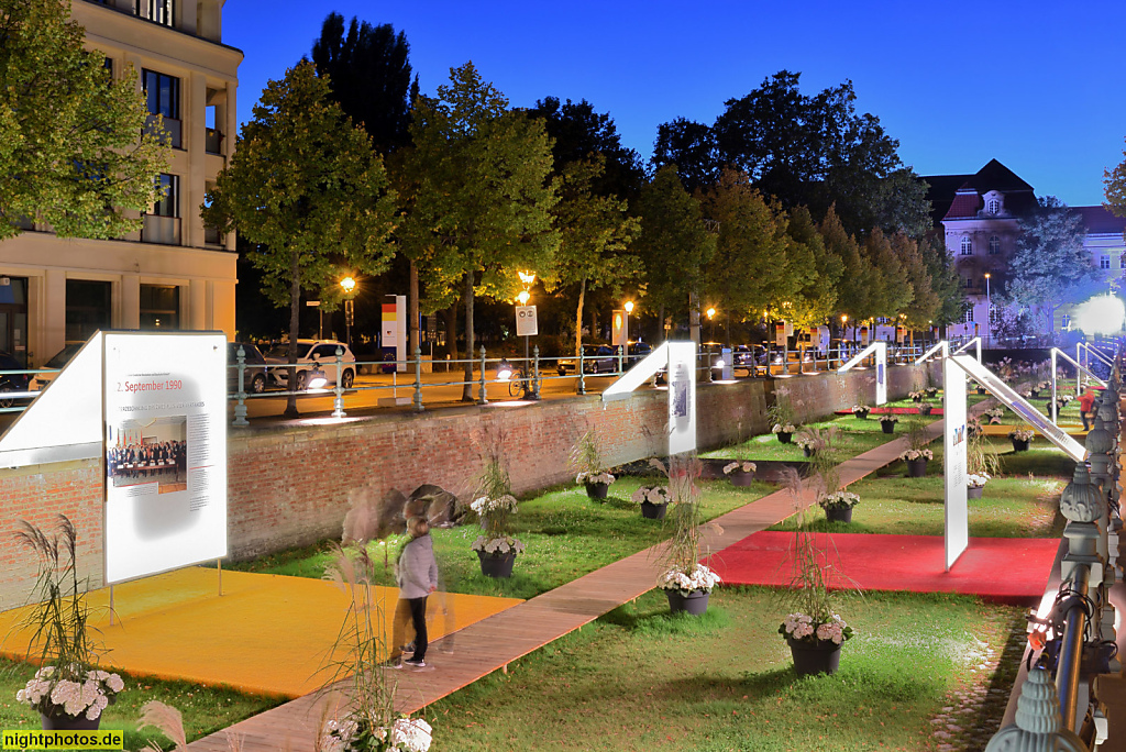 Potsdam Yorckstrasse. Dekoration zum Einheitsfest 2020. Ehemaliger Stadtkanal 1722 aus befestigtem Stadtgraben entstanden. Zugeschüttet 1962-1965