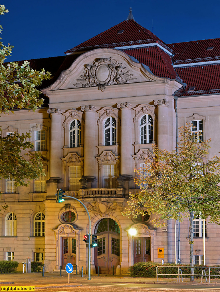 Potsdam Bundesrechnungshof Aussenstelle erbaut 1904-1907 als Reichsrechnungshof. Sandsteinbau mit Mansarddach in der Dortustrasse 30-33
