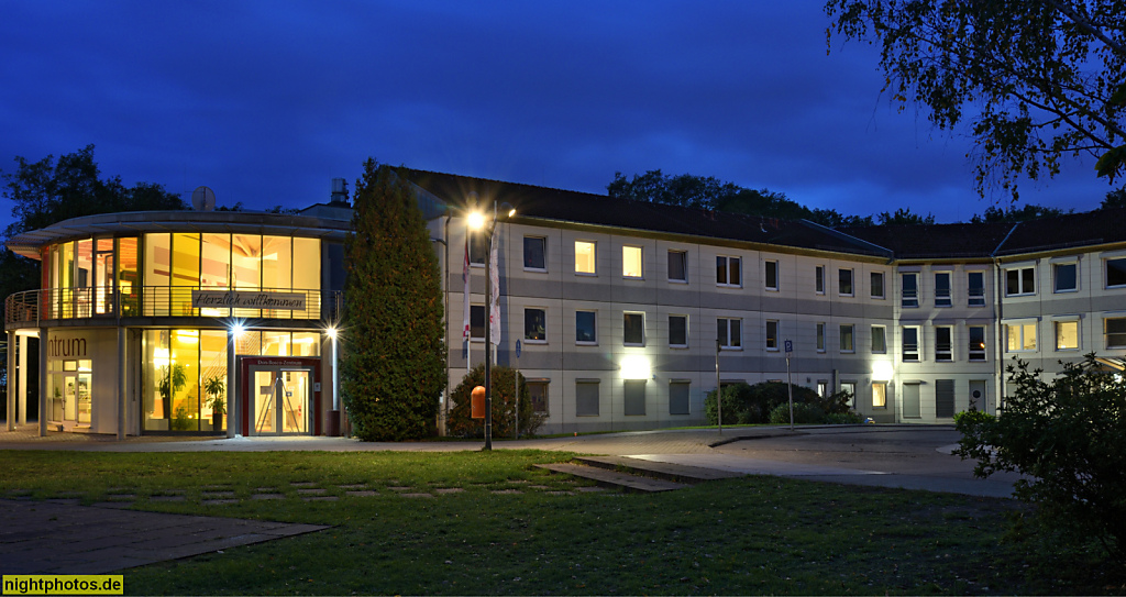 Berlin Marzahn Don-Bosco-Zentrum seit 2007-2008 nach Umbau von Architekt Roger Bach Büro13. Erbaut 1992 als Aussiedlerheim. Otto-Rosenberg-Strasse 1