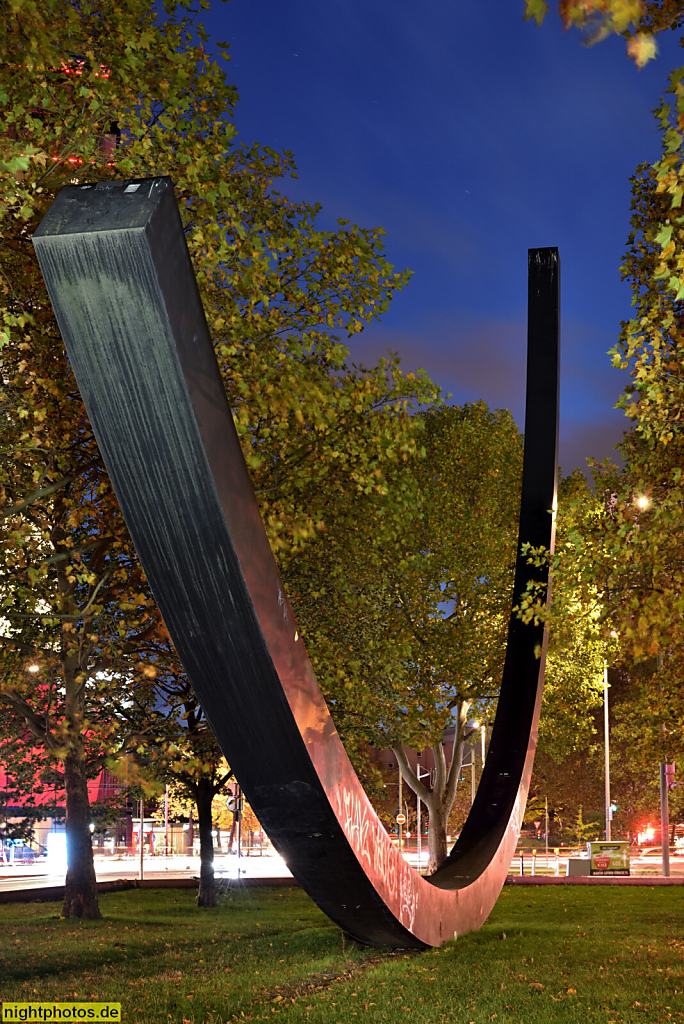 Berlin Schöneberg Kunstwerk 'Bogen von 124.5 Grad' von Bernar Venet. Errichtet 1987 als Geschenk Frankreichs zur 750-Jahr-Feier Berlins. An der Urania 17