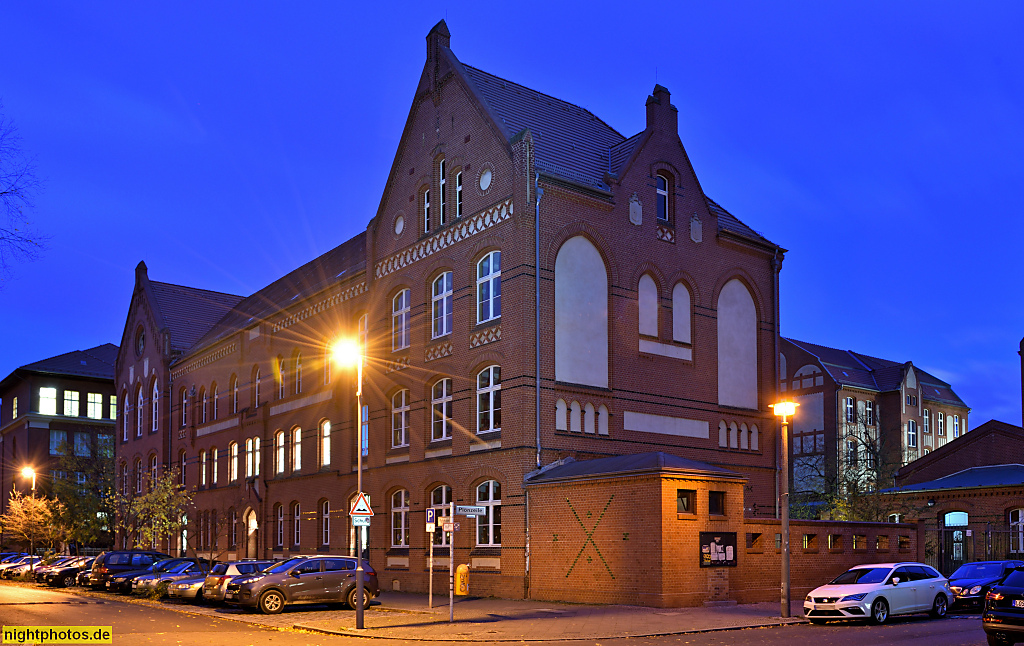 Berlin Oberschöneweide Schule an der Wuhlheide erbaut 1897-1900 als 4. Gemeindeschule Firlstrasse 25 mit Turnhalle im Flachbau rechts an der Plönzeile