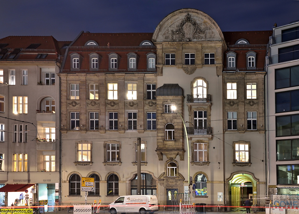 Berlin Mitte Geschäftsgebäude erbaut 1901-1902 von Nicolaysen als Postamt mit Garagenhof. Wappengeschmückter Blendgiebel