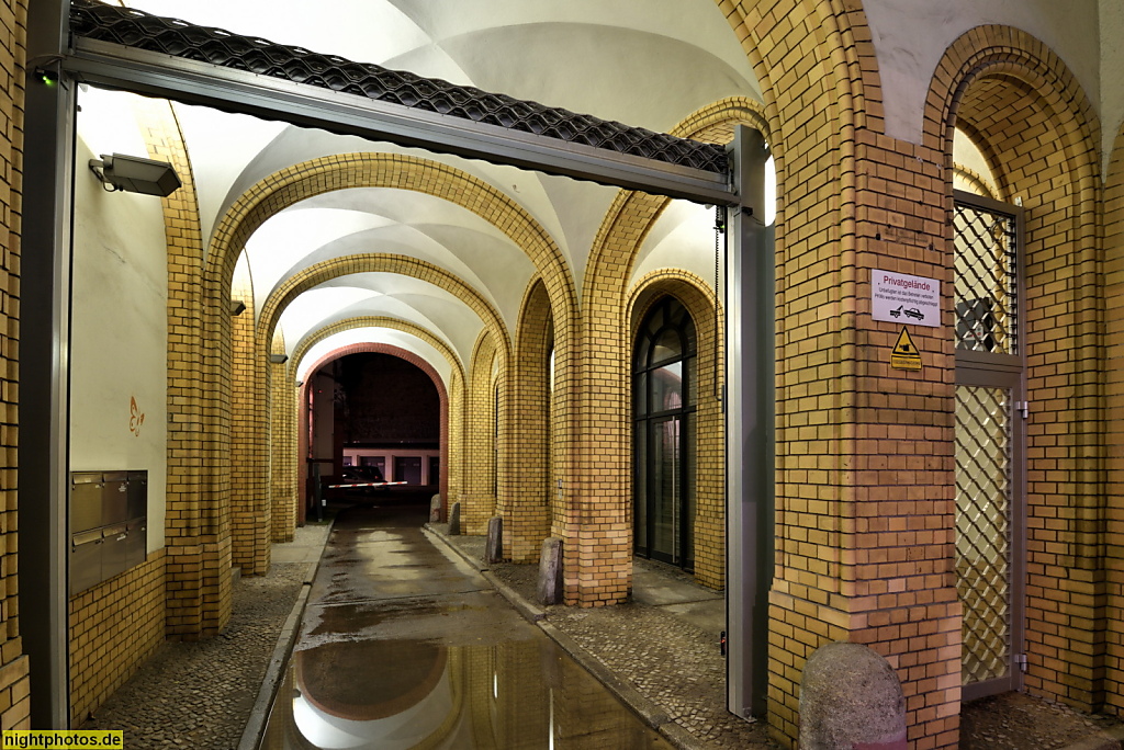 Berlin Mitte Geschäftsgebäude erbaut 1901-1902 von Nicolaysen als Postamt mit Garagenhof. Hofdurchfahrt mit Kreuzgratgewölbe