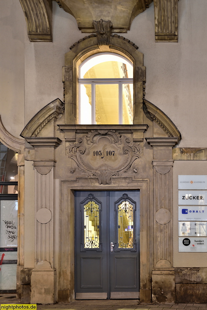Berlin Mitte Geschäftsgebäude erbaut 1901-1902 von Nicolaysen als Postamt mit Garagenhof. Portal
