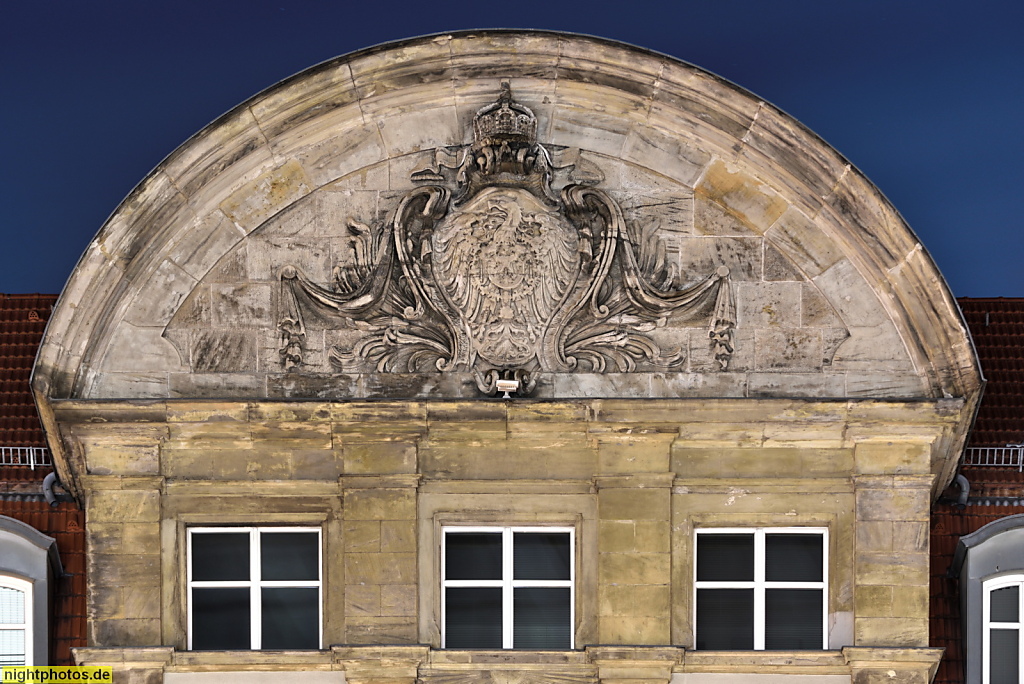 Berlin Mitte Geschäftsgebäude erbaut 1901-1902 von Nicolaysen als Postamt mit Garagenhof. Wappengeschmückter Blendgiebel mit Reichsadler