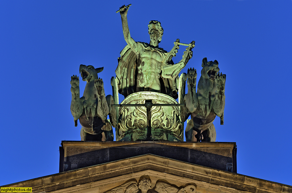 Berlin Mitte Gendarmenmarkt Plastik Apollo im Greifenwagen von Bildhauer Christian Friedrich Tieck auf dem Konzerthaus erbaut 1818-1821 von Karl Friedrich Schinkel