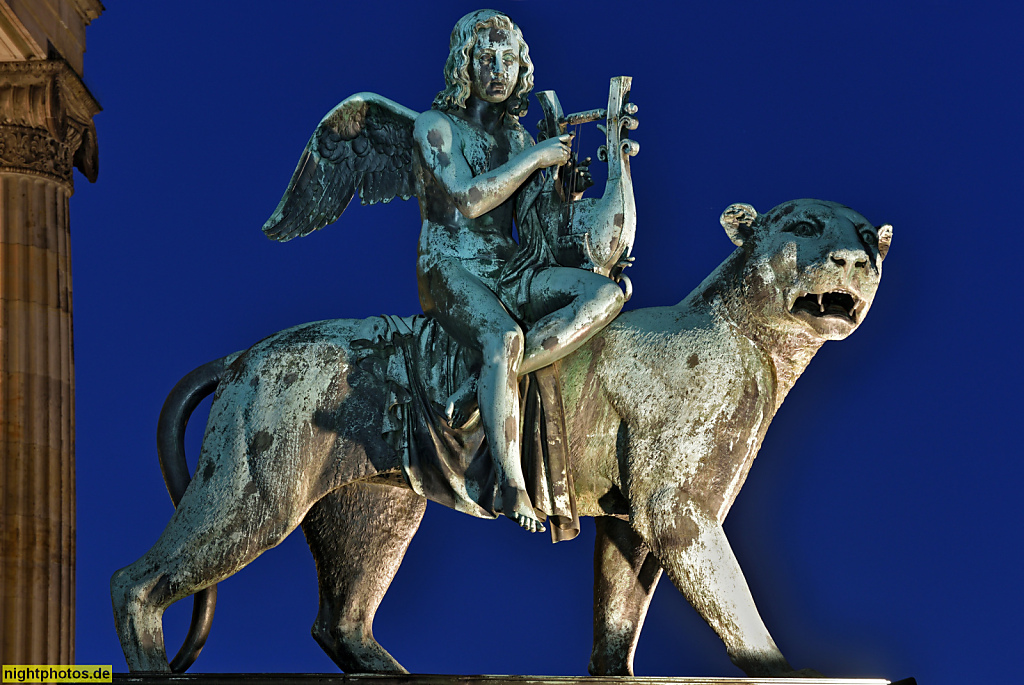 Berlin Mitte Gendarmenmarkt Plastik Panther mit musizierendem Engel als Symbol für die Macht der Musik von Bildhauer Christian Friedrich Tieck auf dem Konzerthaus erbaut 1818-1821 von Karl Friedrich Schinkel