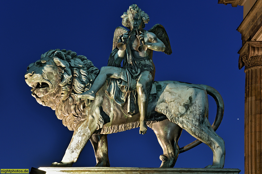 Berlin Mitte Gendarmenmarkt Plastik Löwe mit musizierendem Engel Figur als Symbol für die Macht der Musik von Bildhauer Christian Friedrich Tieck auf dem Konzerthaus erbaut 1818-1821 von Karl Friedrich Schinkel