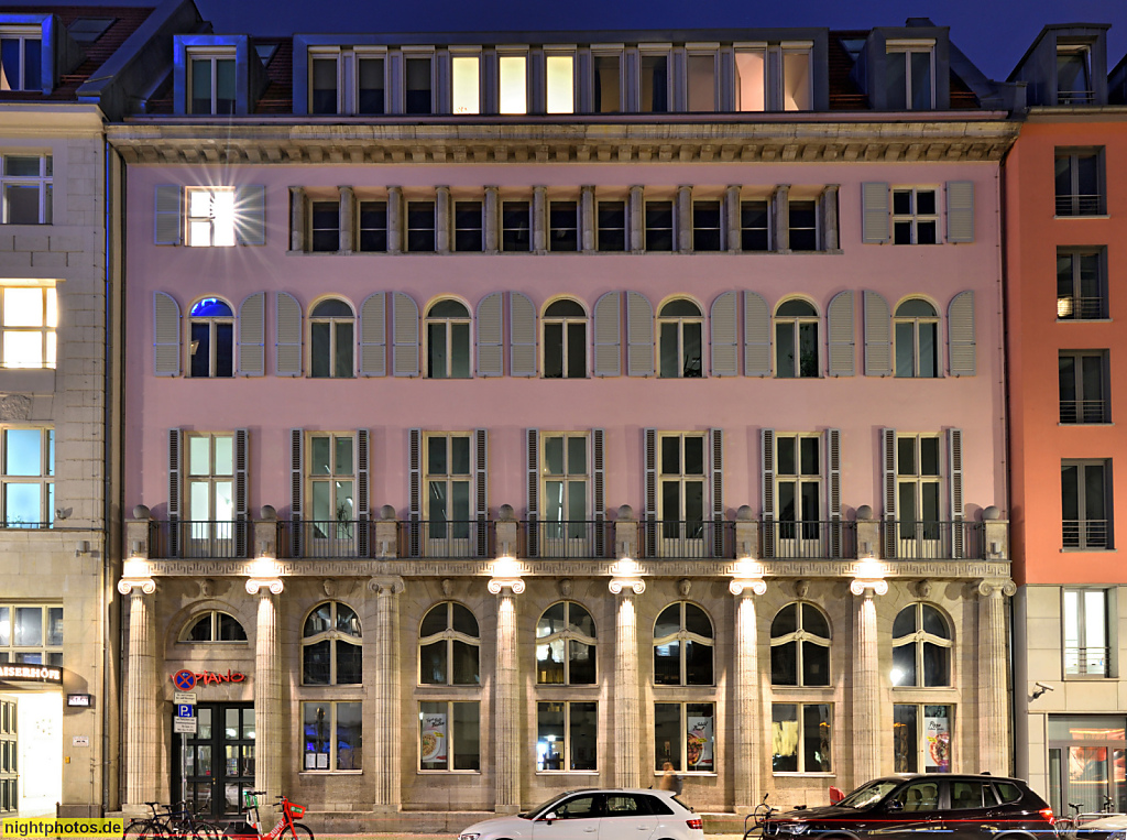 Berlin Mitte Büro- und Geschäftshaus. Kanellierte Säulen mit ionischem Kapitell. Mittelstrasse 51
