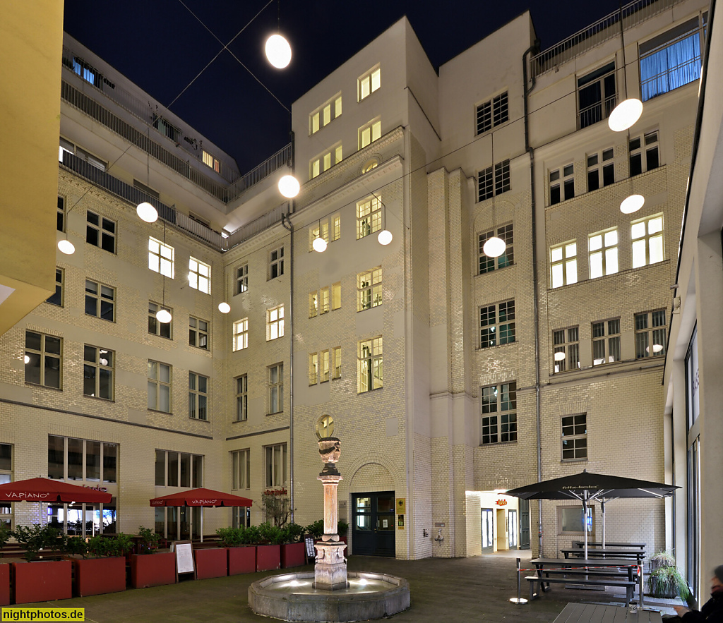 Berlin Mitte Kaiserhöfe erbaut 1913-1914 von Architekten Bielenberg und Moser als Verwaltungssitz für Preussische Central-Bodenkredit-AG. Sanierter Innenhof mit Säulenbrunnen