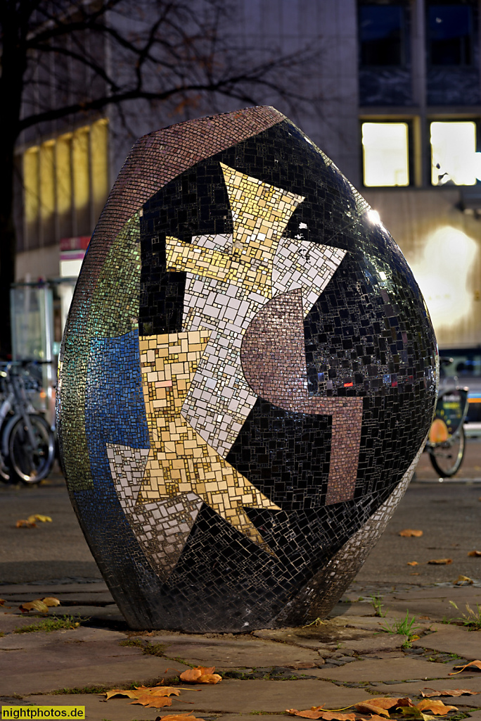 Berlin Charlottenburg Vase mit farbigem Mosaik erschaffen 1957 von Gerhard Schultze-Seehof aus Beton und farbigen Mosaiksteinen. Kurfürstendamm 33