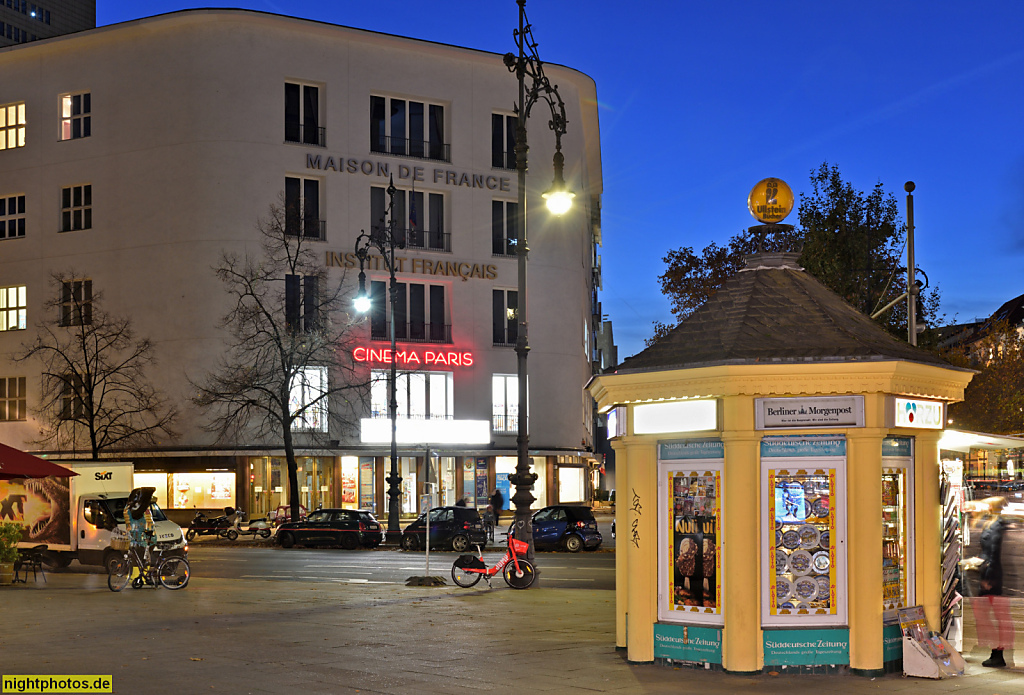 Berlin Charlottenburg Maison de France mit Cinéma Paris erbaut 1948-1950 von Hans Semrau als Büro- und Geschäftshaus. Kiosk erbaut um 1910. Kurfüstendamm 211