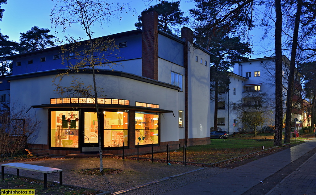 Berlin Waldsiedlung Zehlendorf Bauabschnitt VII erbaut 1930 von Bruno Taut. Eckhaus mit Kiddiesdayschool. Wilskistrasse 36