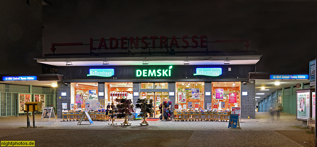 Berlin Zehlendorf U-Bahnhof Onkel Toms Hütte. Erbaut 1929 von Alfred Grenander. Ladenpassage 1931-1932 von Otto Rudolf Salvisberg. Saniert 2000 von Architekten Peters und Wormuth. Eingang Onkel-Tom-Strasse