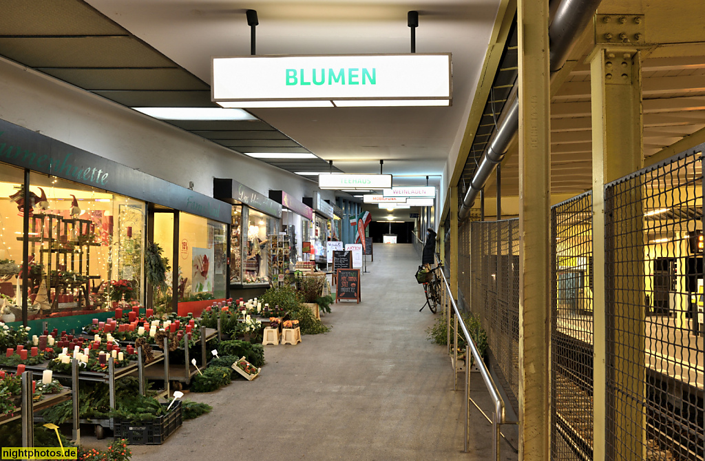 Berlin Zehlendorf U-Bahnhof Onkel Toms Hütte. Erbaut 1929 von Alfred Grenander. Ladenpassage 1931-1932 von Otto Rudolf Salvisberg. Saniert 2000 von Architekten Peters und Wormuth. Ladenzeile neben den Gleisen