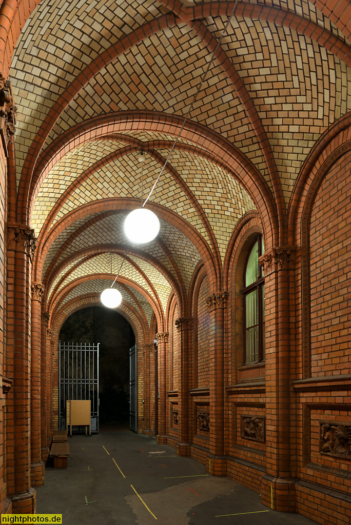 Berlin Mitte Spandauer Vorstadt. Weinmeisterhaus erbaut 1865-1867 von Stadtbaurat Adolf Gerstenberg als Direktoratsgebäude des Sophien-Gymnasiums. Hofdurchfahrt mit Kreuzrippengewölbe. Weinmeisterstrasse 15