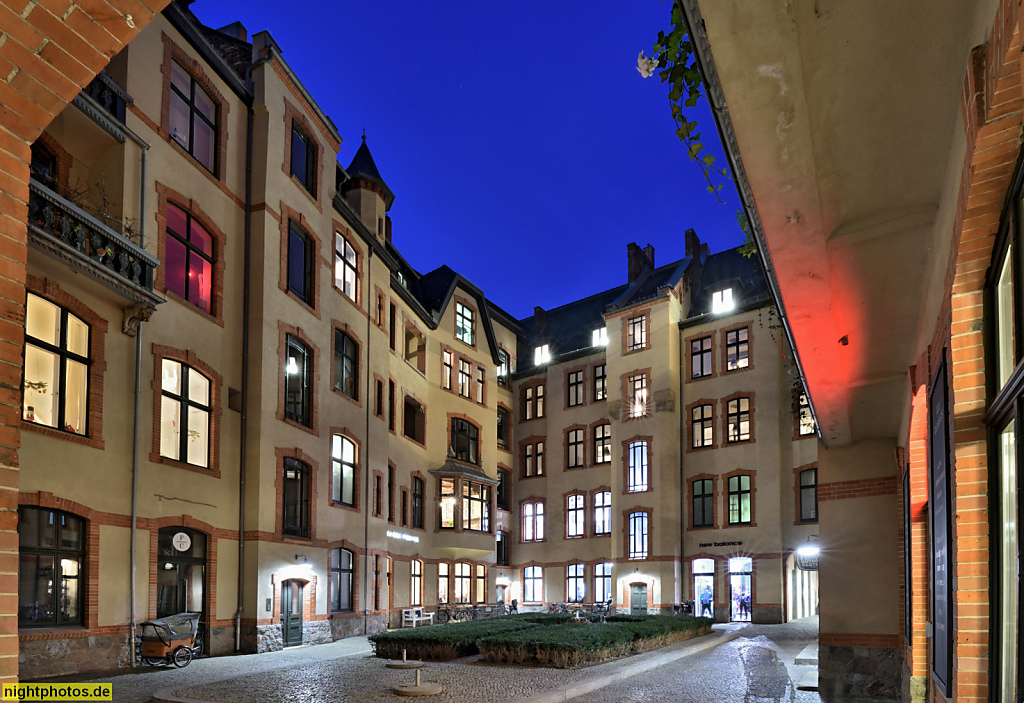 Berlin Mitte Spandauer Vorstadt. Wohn- und Geschäftshaus erbaut 1891-1893 von Poetsch und Bohnstedt mit Neorenaissance Stilelementen. Innenhof ist geschütztes Gartendenkmal. Münzstrasse 21-23