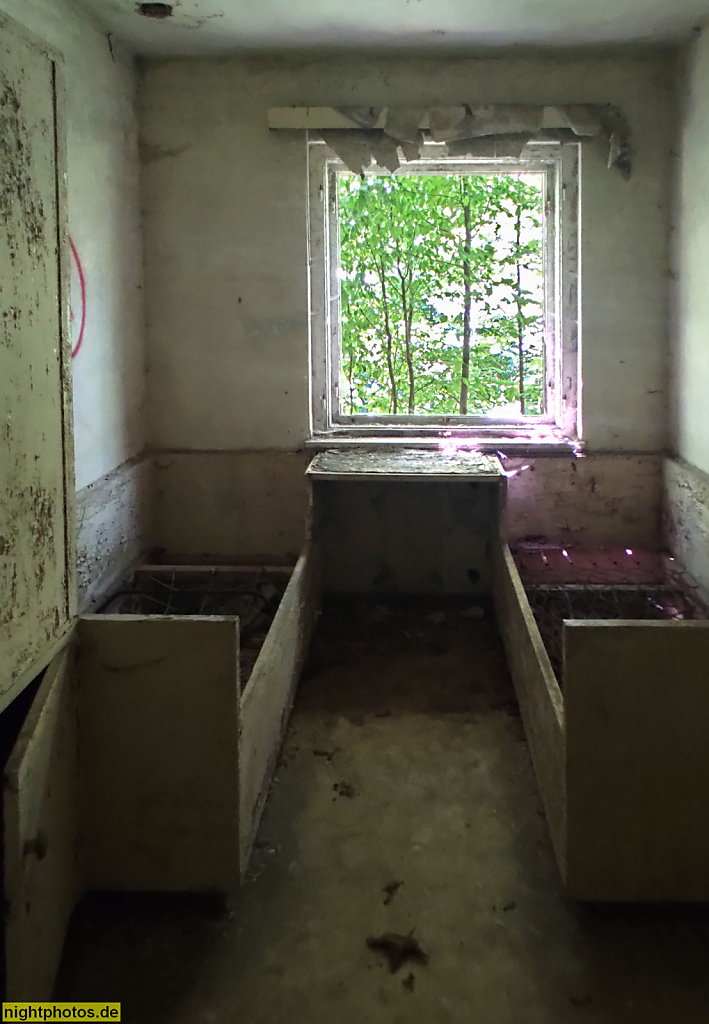 Ottendorf Endlerkuppe Jugenderholungsheim erbaut 1928-1929 von Kurt Bärbig. 1933 BDM-Lager 1946 SED-Parteischule 1990 Leerstand. Schlafzimmer