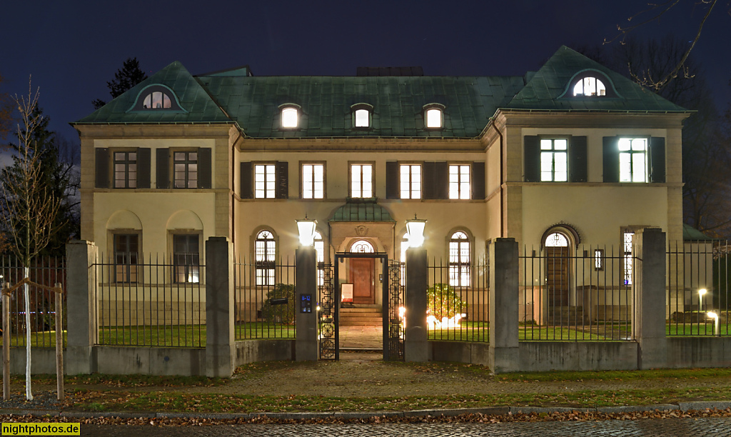Berlin Dahlem Villa erbaut 1924-1929 von Architekt Hildebrandt fuer Fabrikbesitzer Heiko Schulze-Janssen im frühromantischen Klassizismus. Koserstrasse 8-12 am Kaiser-Wilhelm-Platz