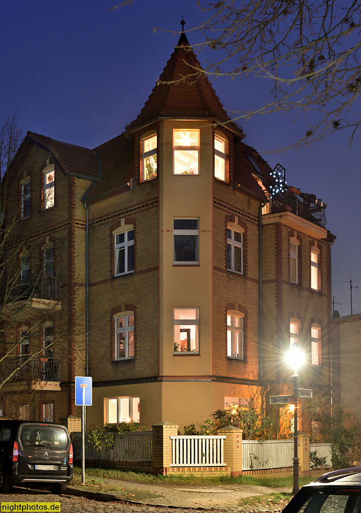 Berlin Hermsdorf. Mietshaus mit Turmerker in der Junostrasse 1