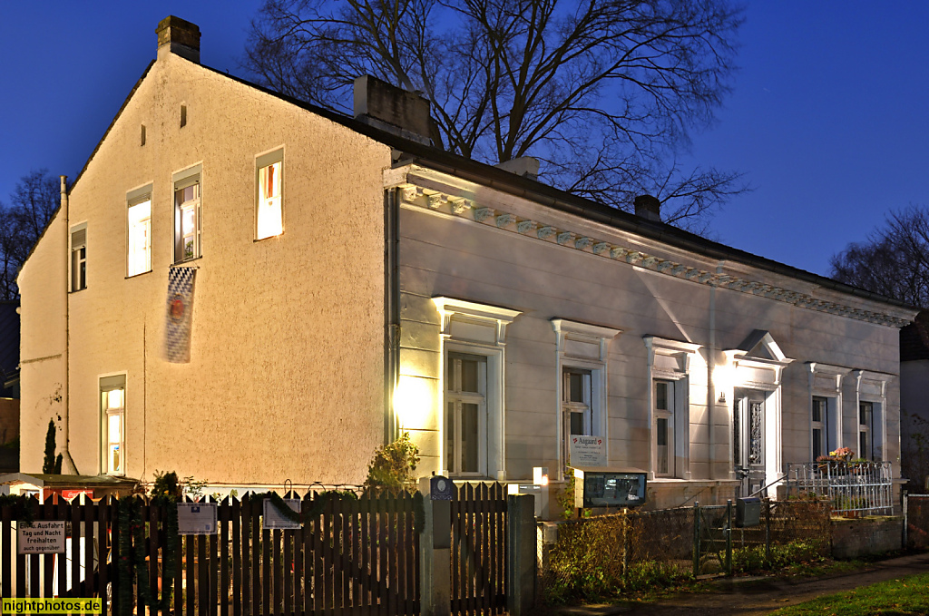Berlin Hermsdorf. Café Auenhof mit Kunstgalerie Aagaard. Als Wohnhaus innerhalb eines Bauernhofes erbaut 1898 für Carl Müller. Alt-Hermsdorf 11