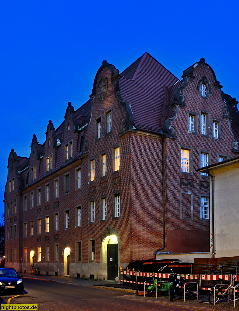 Berlin Mitte Spandauer Vorstadt Gebäude im holländischen Barock erbaut 1912 als Wohnhaus für Hofbeamte von der königlichen Hofbauinspektion. Monbijoustrasse 4