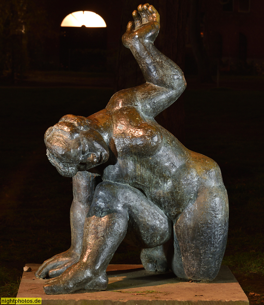 Berlin Mitte Spandauer Vorstadt. Monbijoupark. Bronze Skulptur 'Die Erde' von Ingeborg Hunzinger erschaffen 1974. Abstrakter weiblicher Akt auf Standplatte aus Stein