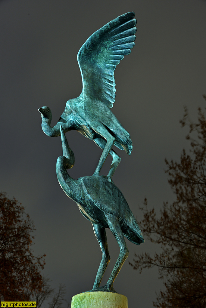 Berlin Mitte Spandauer Vorstadt. Monbijoupark. Bronze Skulptur 'Reiherpaar' von Hans-Detlev Hennig erschaffen 1989 auf einer Stele