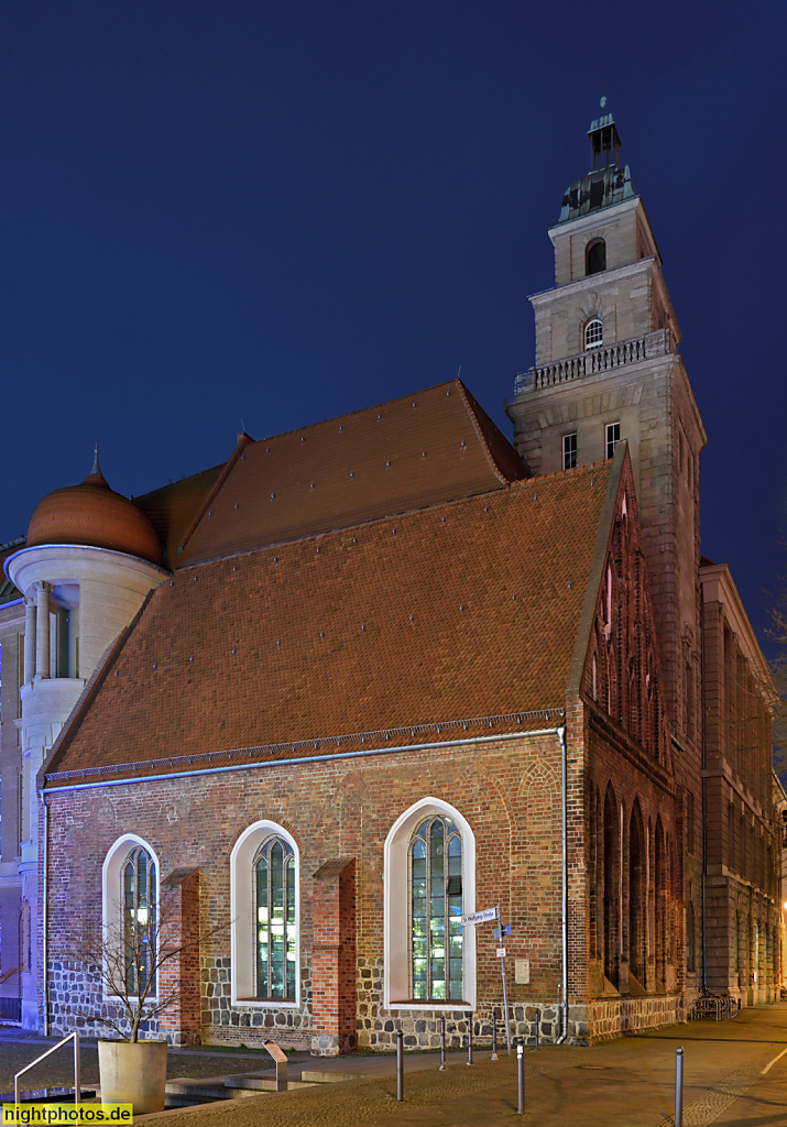 Berlin Mitte Wirtschaftswissenschaftliche Fakultät der HU. Erbaut 1904-1906 von Cremer und Wolffenstein als Handelshochschule. Heilig-Geist-Kapelle von 1300. Saniert 1979 und 2005. Spandauer Strasse 1