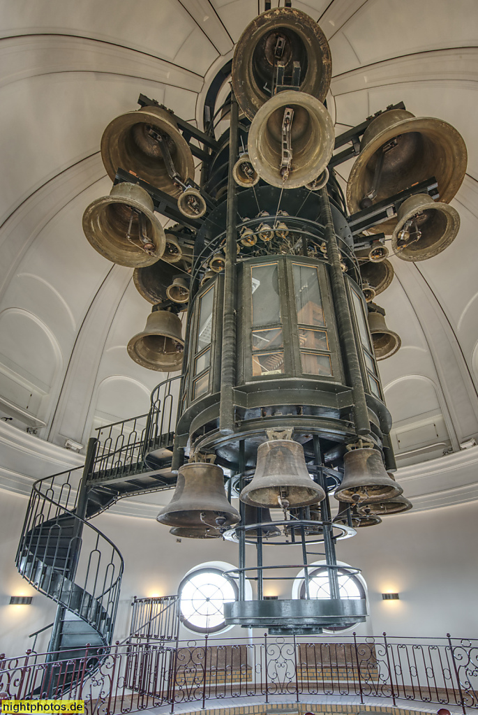 Berlin Mitte Französischer Dom am Gendarmenmarkt. Erbaut 1780-1785 von Carl von Gontard für Friedrich der Grosse (Friedrich II.) Wiederaufbau 1978-1983. Carillon eingebaut 1987 von Glockengiessermeister Franz Peter Schilling und Margarete Schilling. Erneu