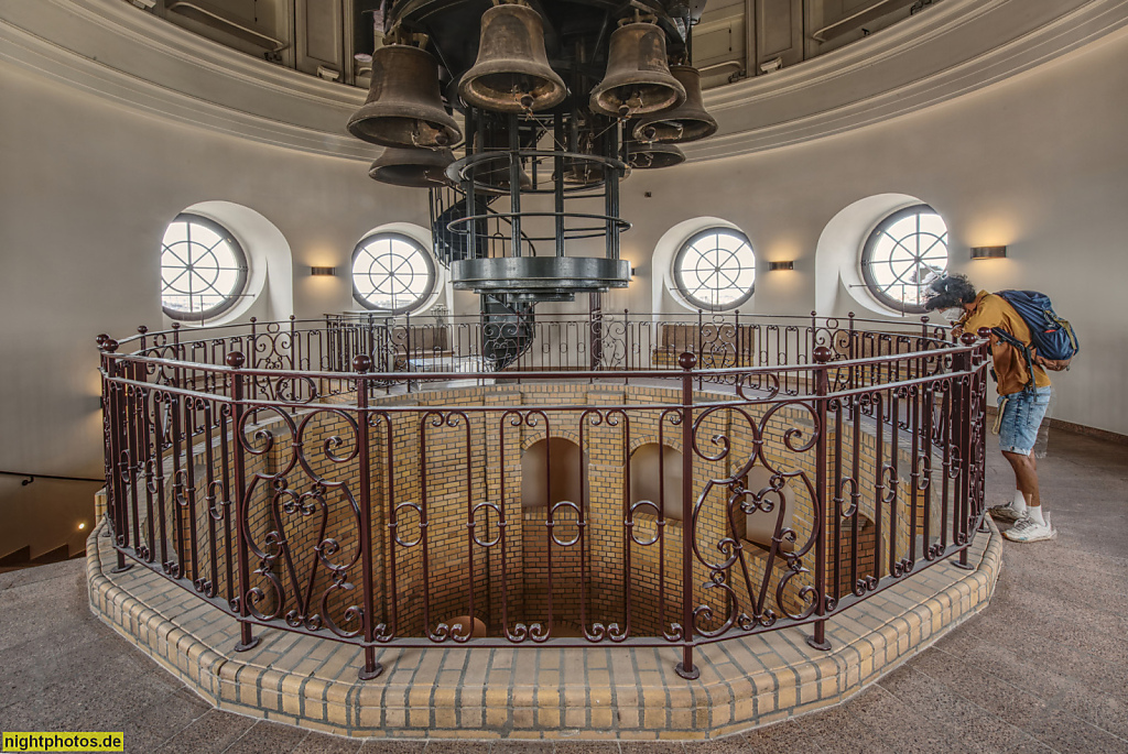 Berlin Mitte Französischer Dom am Gendarmenmarkt. Erbaut 1780-1785 von Carl von Gontard für Friedrich der Grosse (Friedrich II.) Wiederaufbau 1978-1983. Carillon eingebaut 1987 von Glockengiessermeister Franz Peter Schilling und Margarete Schilling. Erneu