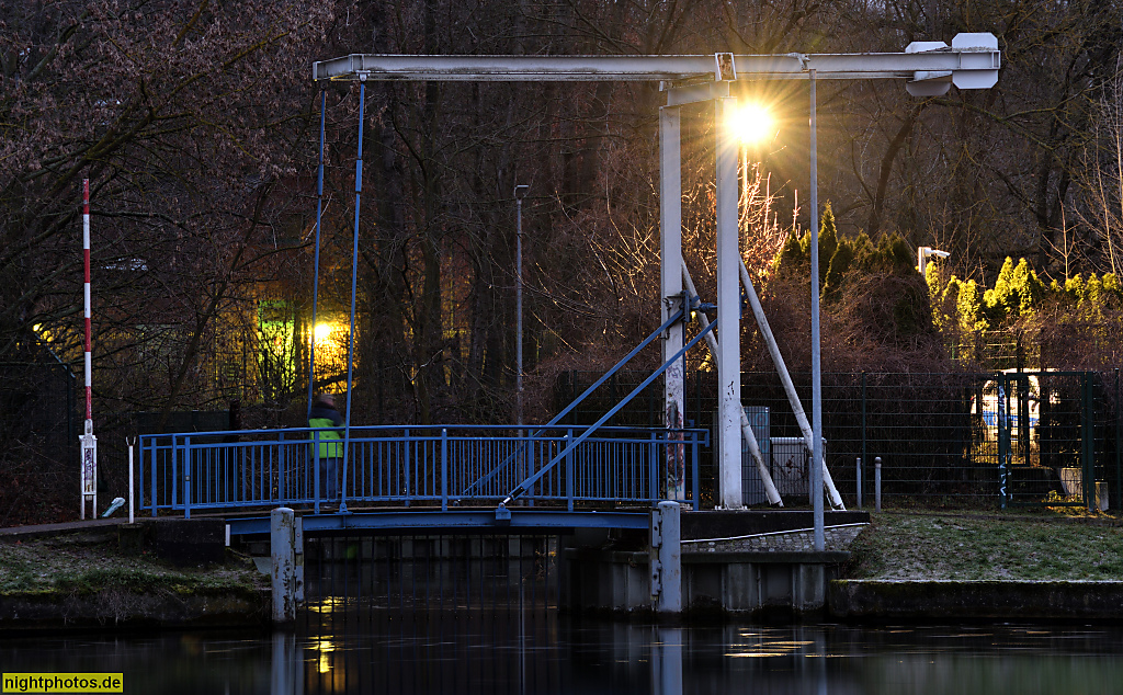 Berlin Köpenick. Klappbrücke über den Amtsgraben an der Müggelspree