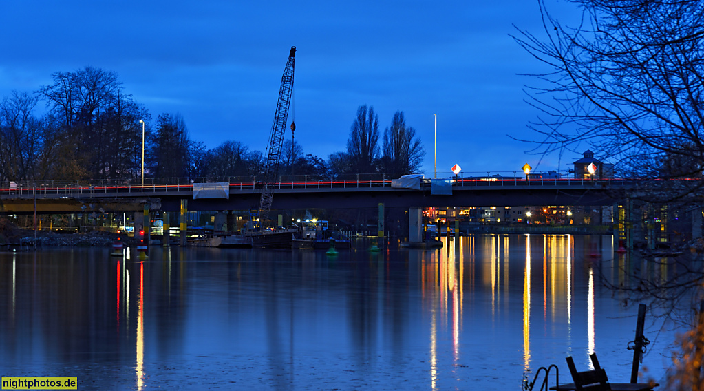 Berlin Friedrichshagen. Salvador-Allende-Brücke über die Müggelspree. Erbaut 1979-1981 als Spannbetonbalkenbrücke für den Strassenverkehr