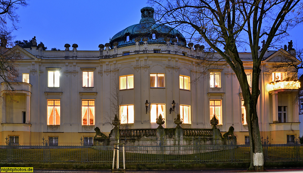 2021-01-05 02-03 Berlin Grunewald. Löwenpalais erbaut 1903-1904 von Architekt Bernhard Sehring für Brauereibesitzerin Emilie Habel. Neobarock mit Jugendstilelementen. Seit 1988 Sitz der gemeinnützigen Kunststiftung Starke. Königsallee 30-32