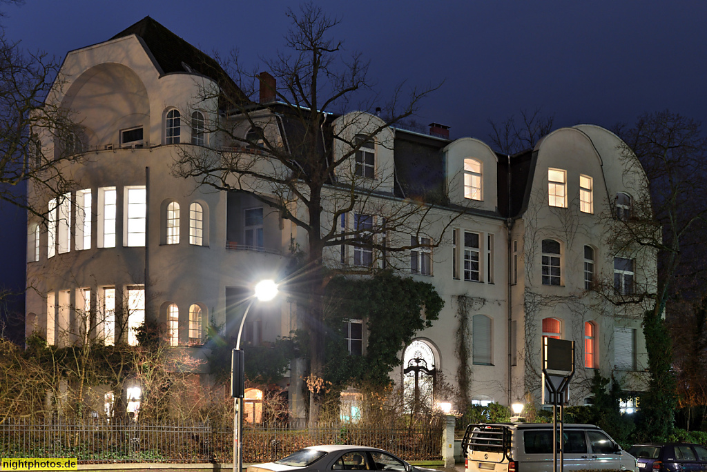 Berlin Grunewald. Wohnhaus mit Jugendstilelementen. Firmensitz von Patzschke und Partner Architekten. Am Bahnhof Grunewald 10 und Auerbachstrasse 2