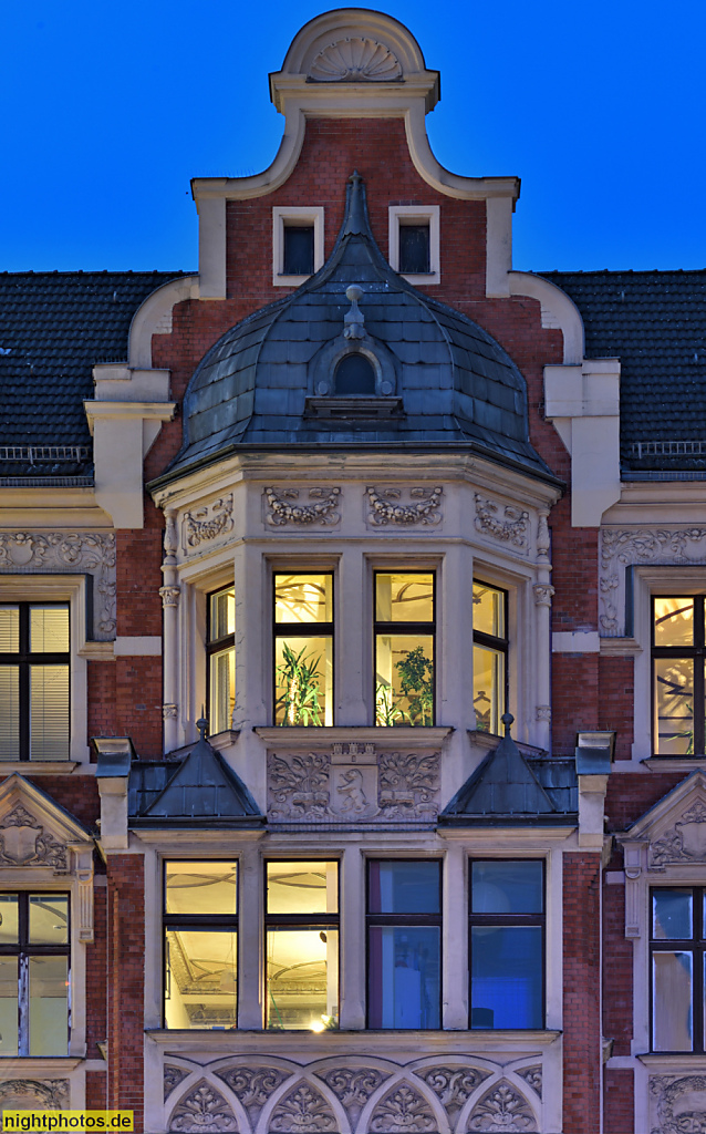 Berlin Schöneberg. Doppelmietshaus erbaut 1901-1902 von Fritz und Martin Flatow. Stuckfassade mit Erker und Schweifgiebel. Hauptstrasse 17-18