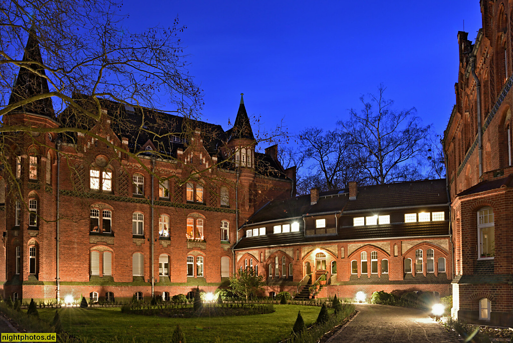 Berlin Lichterfelde. Wohnanlage des Beamten-Wohnungsverein seit 2007. Erbaut 1896-1898 als Seniorenheim Rotherstift von Alfred Koerner. Umbau 1925. Kommandantenstrasse 9-12