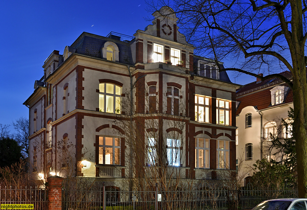 Berlin Lichterfelde. Villa mit übergiebelten Mittelrisalit und Mansarddach. Kommandantenstrasse 98