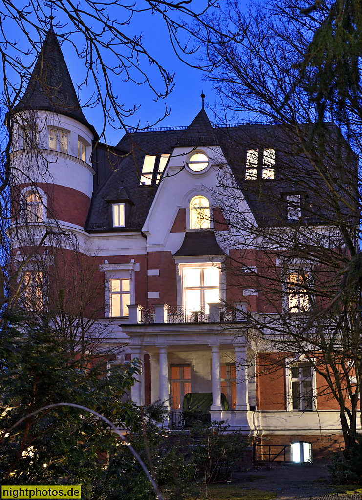 Berlin Hermsdorf. Mietshaus mit übergiebelten Risalit Terrasse und Turmbau auf Runderker. Wachsmuthstrasse 9